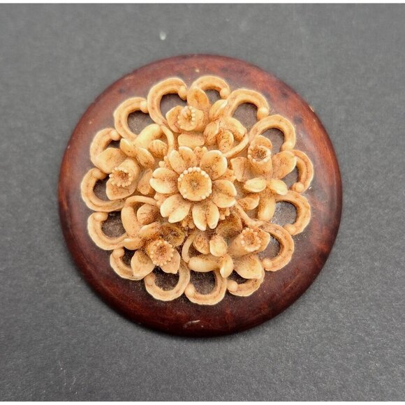 Vintage 1960s Wood & Carved Resin Retro Flower Brooch Pin Oval 1.75" - Picture 2 of 4